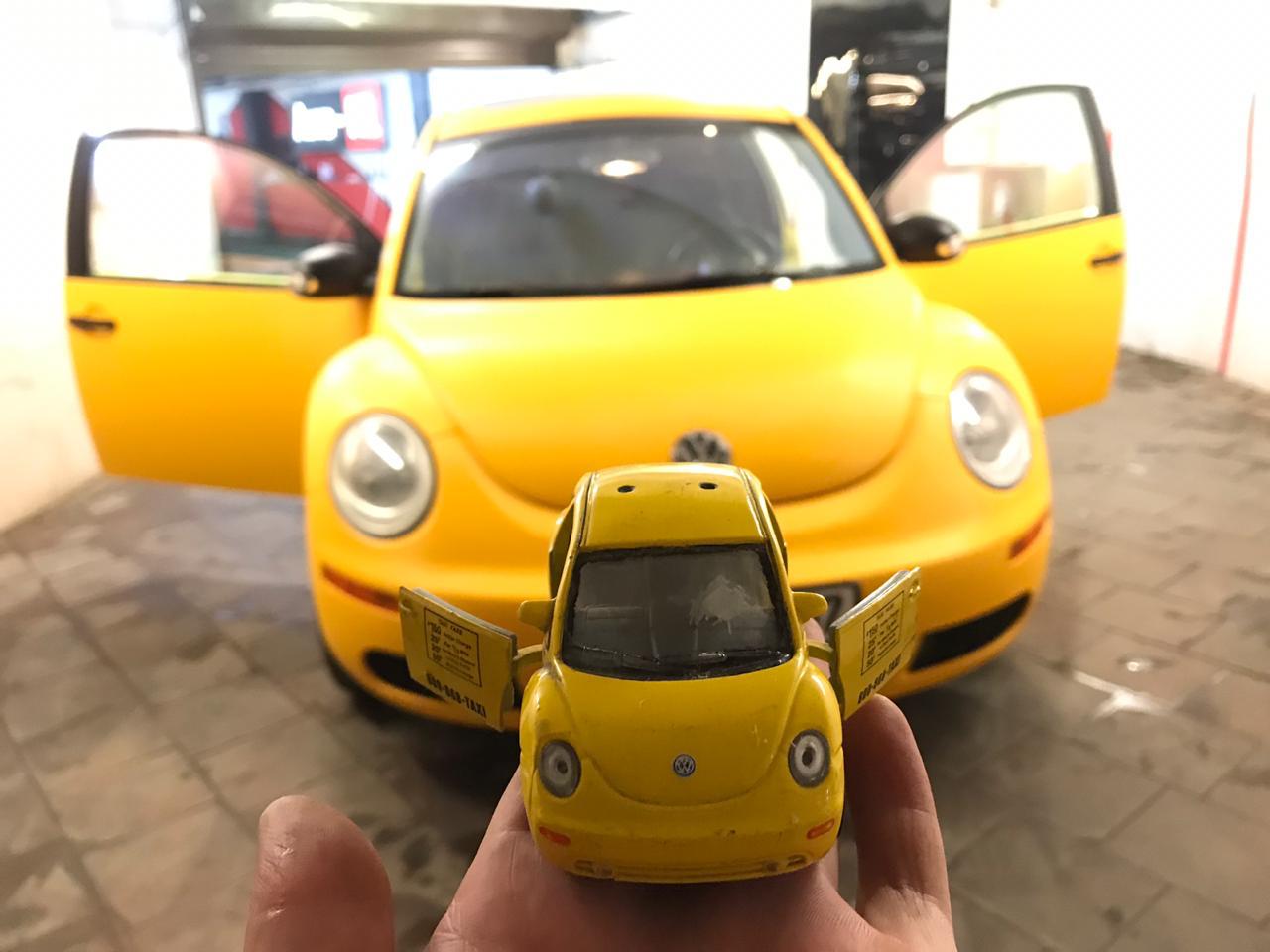 Оклейка Volkswagen Жук в желтый карбон