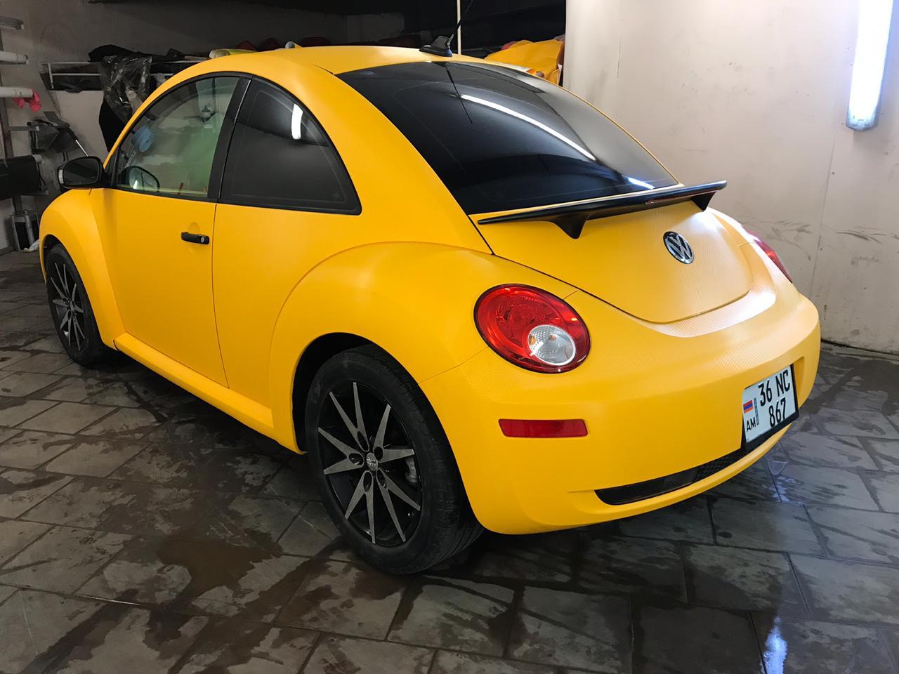 Оклейка Volkswagen Жук в желтый карбон