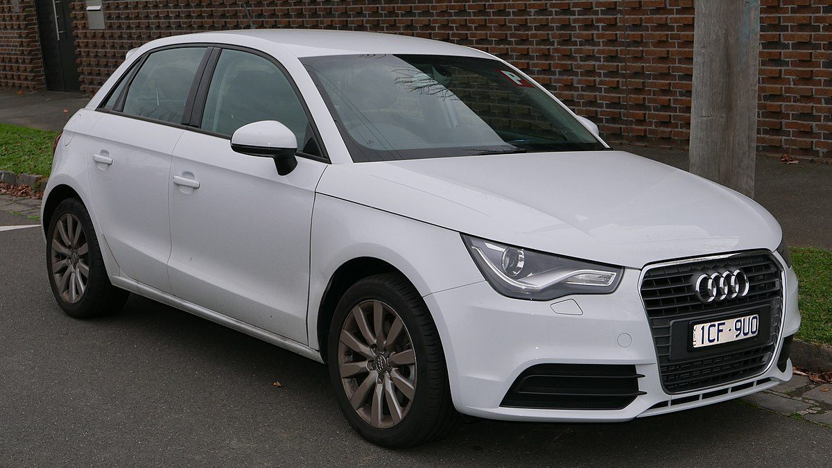 Установка зеркала с видеорегистратором и камерой заднего вида на Audi A1