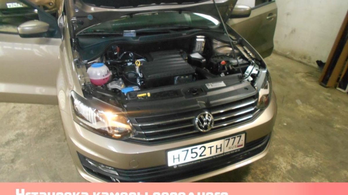 Установка камеры переднего и заднего вида с выводом на зеркало с монитором Volkswagen Polo