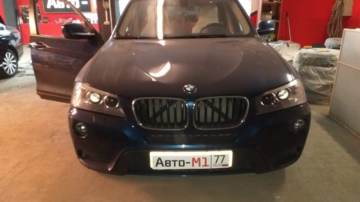 Оклейка деталей салона BMW X3 виниловой пленкой под дерево