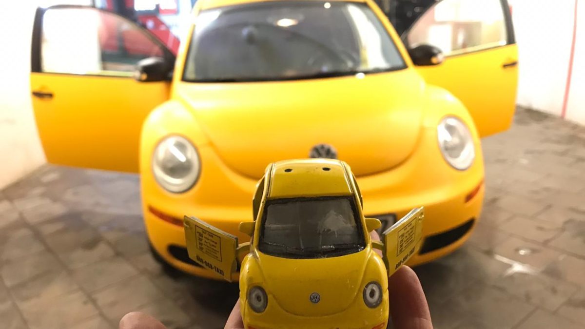 Оклейка Volkswagen Жук в желтый карбон
