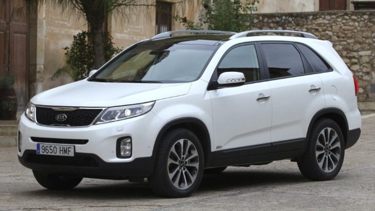 Установка тюнинговой решетки радиатора на Kia Sorento