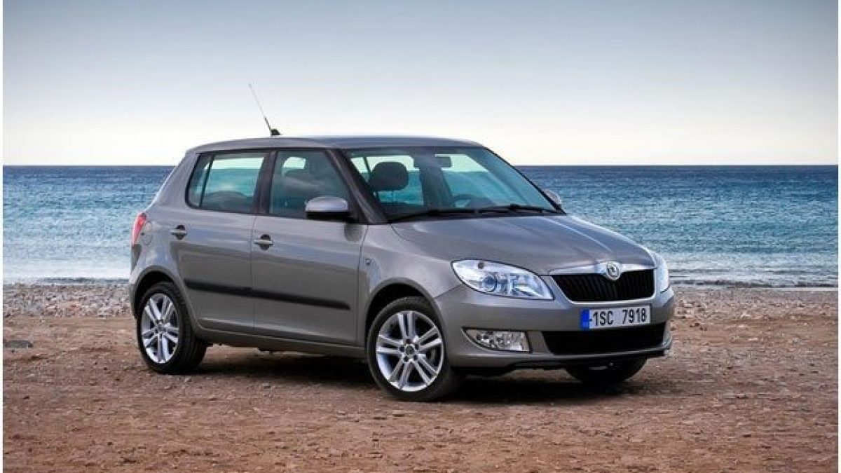 Обтяжка крыши в черный глянец Skoda Fabia