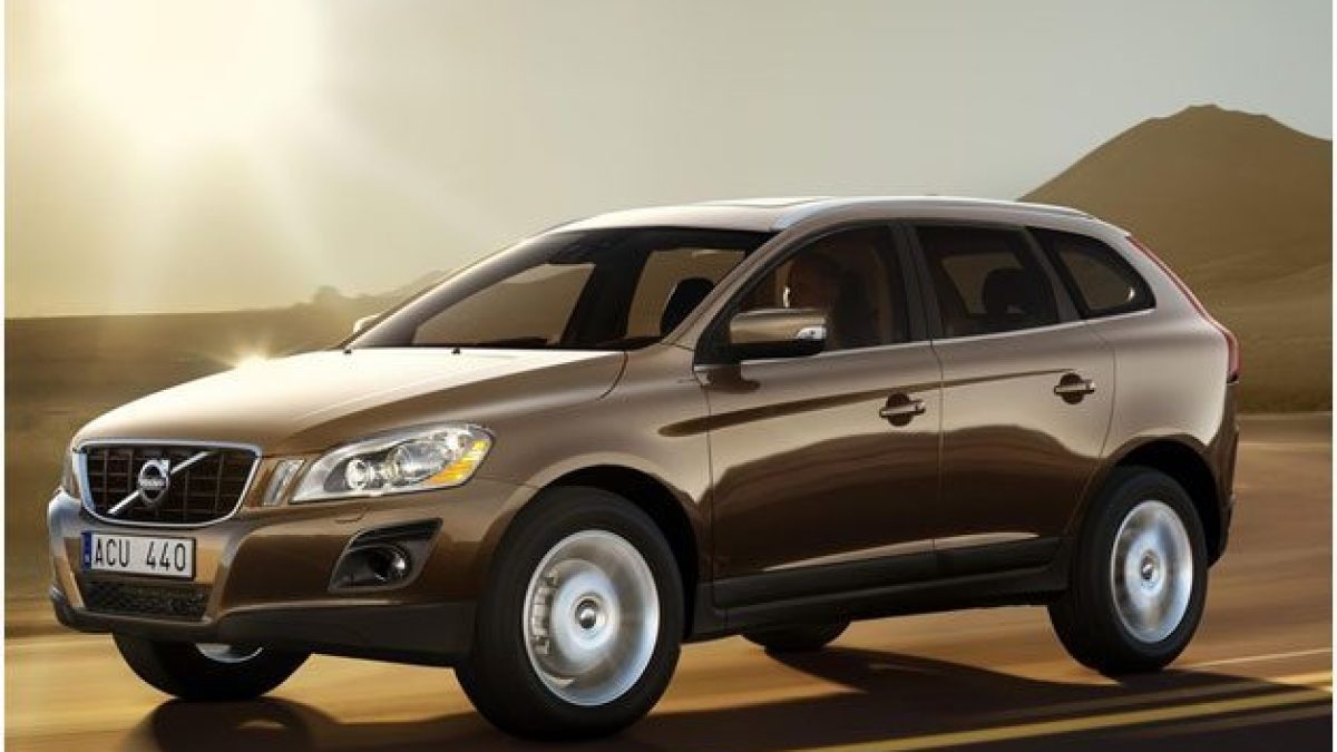 Установка камеры заднего вида и зеркала с монитором на Volvo XC 60