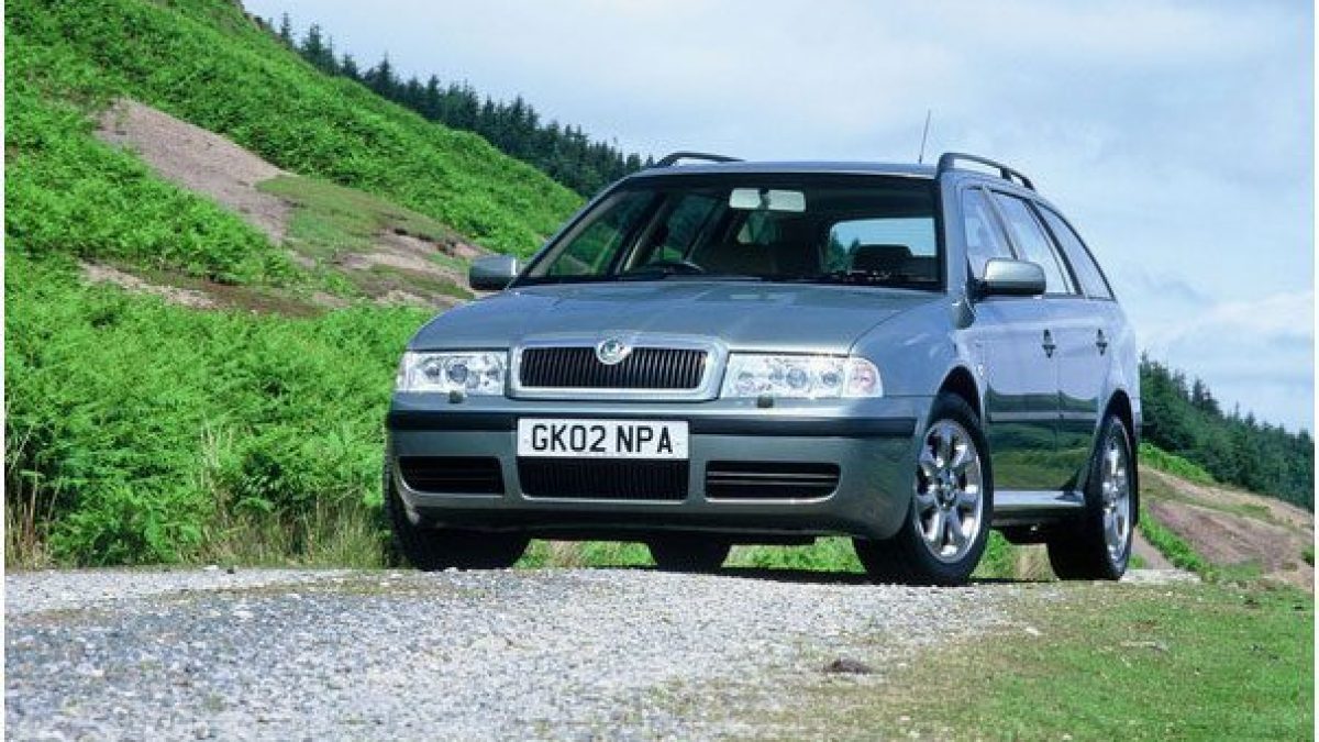 Установка монитора в зеркало и камеры на Skoda Octavia