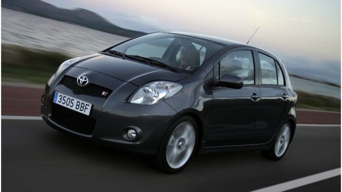 Установка парктроника 8 датчиков на Toyota Yaris