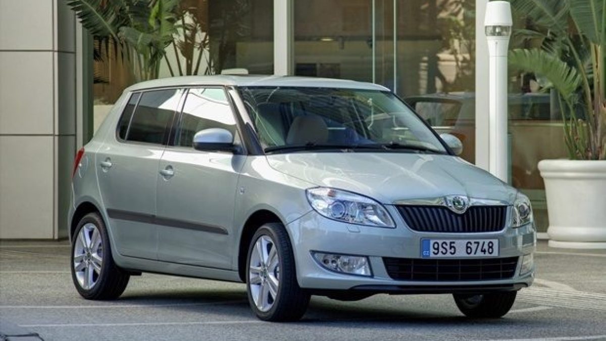 Установка сигнализации с автозапуском и магнитолы на Skoda Fabia