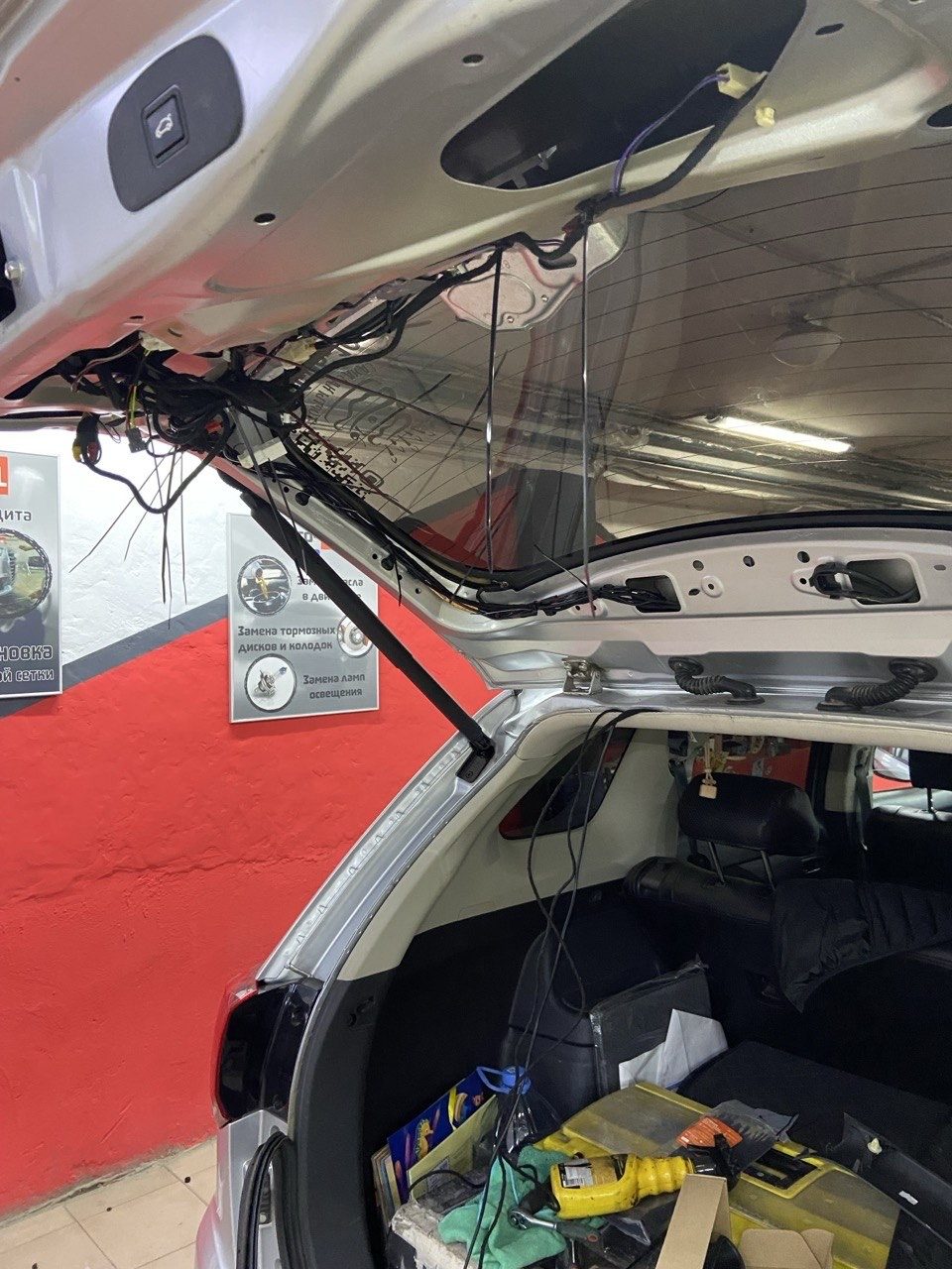 Установка электропривода багажника на Mitsubishi Outlander