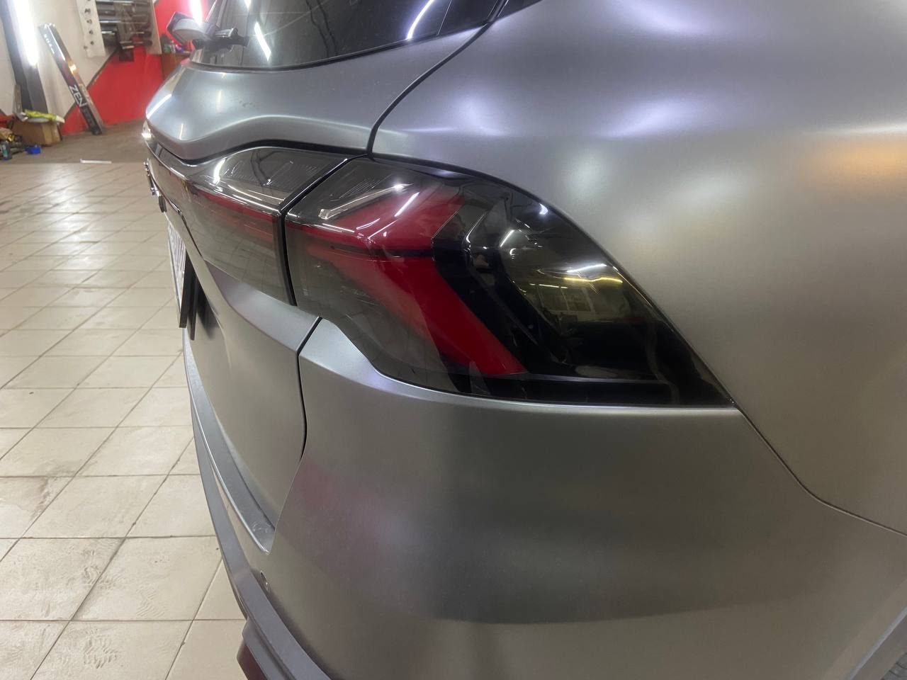 Антихром  и тонирование задних фонарей Geely Okavango 