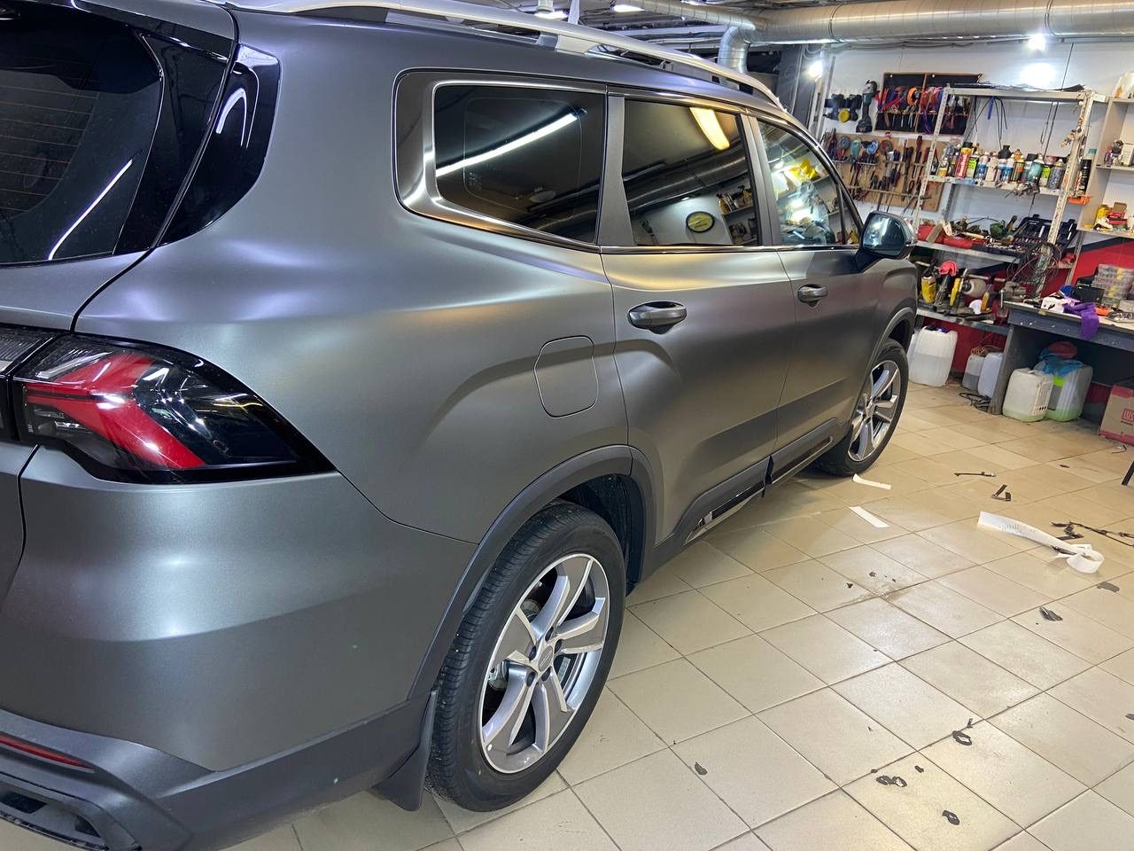 Антихром  и тонирование задних фонарей Geely Okavango 