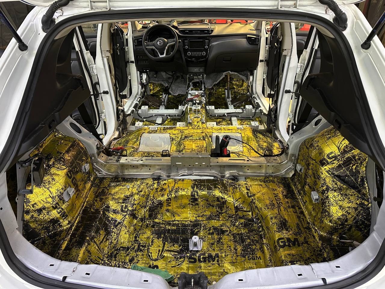 Комплексный апгрейд Nissan Qashqai: Полная шумоизоляция, автозапуск StarLine E96 и подогрев сидений